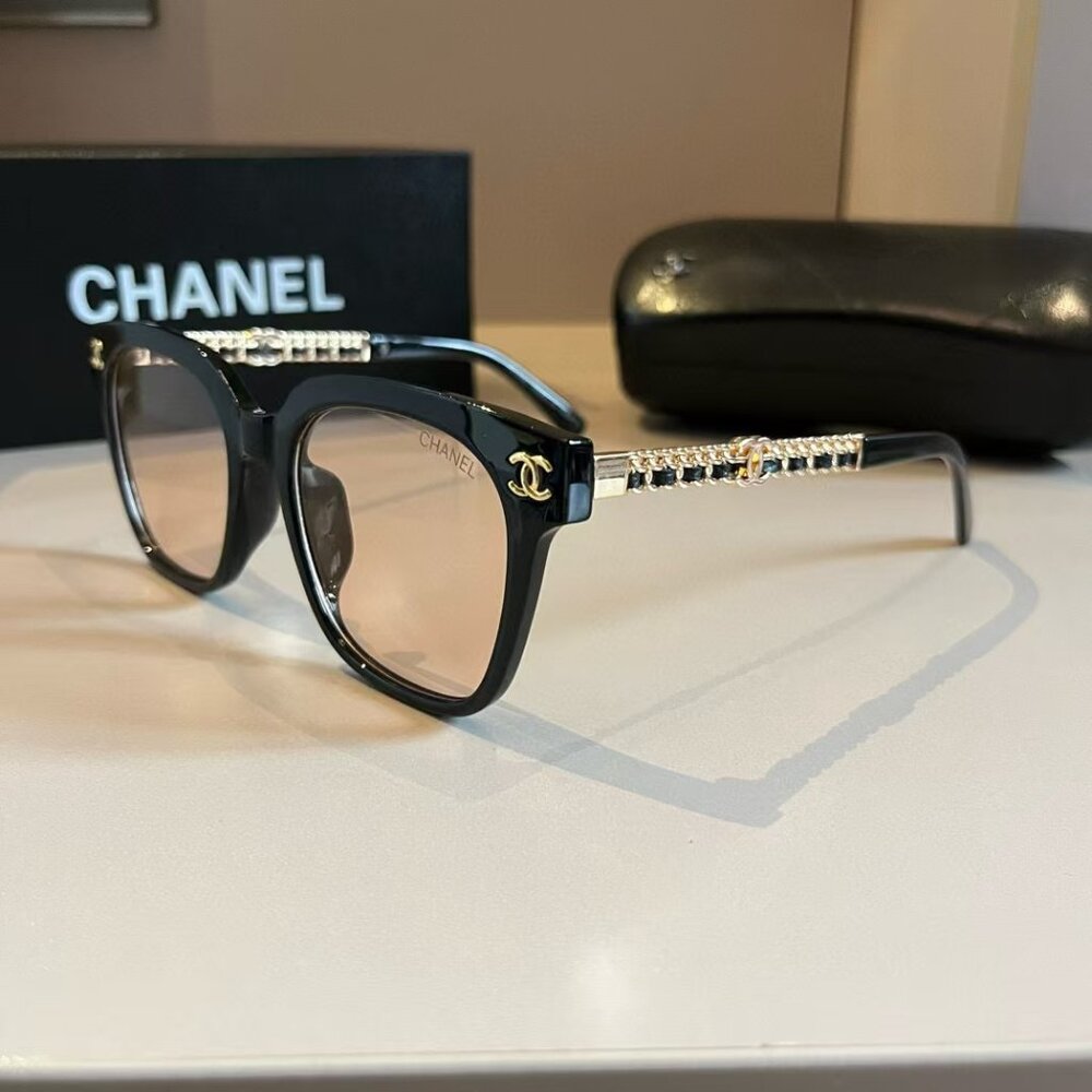 Chic Black Women’s Sunglasses - Picture 2 of 8